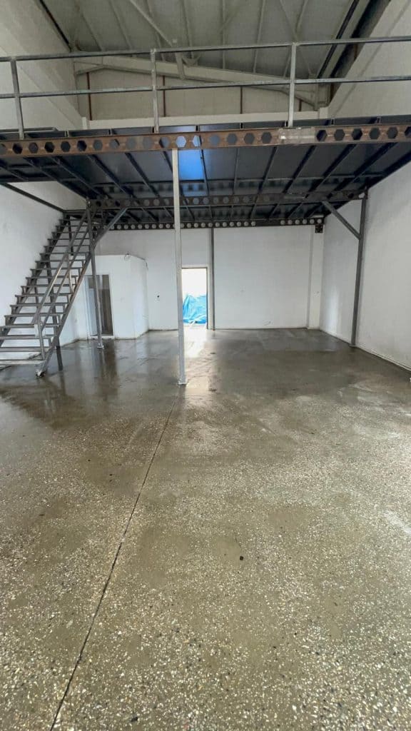 Ofis ve Ticari Alan Beton Silim-Ofis beton silimi, yoğun çalışan trafiği, ofis mobilyaları ve sürekli temizlik nedeniyle zamanla oluşan aşınma, tozuma, seviye farkı ve yüzey bozulmalarını gidermek için uygulanan profesyonel bir zemin yenileme yöntemidir.-Ümraniye Beton Silim Hizmeti