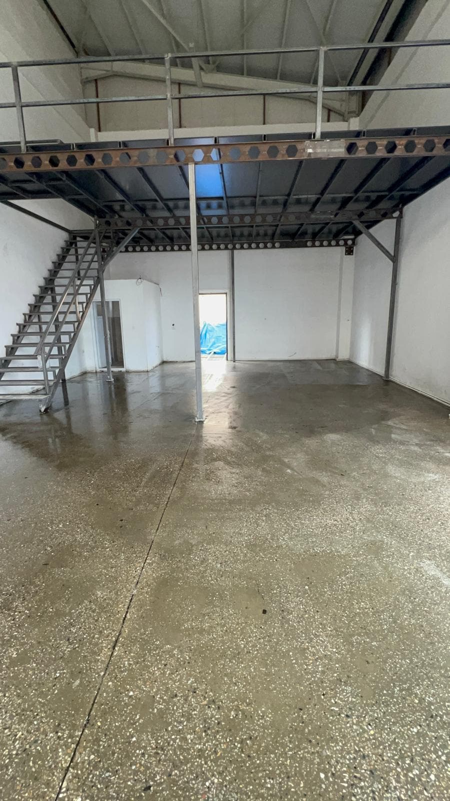 Ofis ve Ticari Alan Beton Silim-Ofis beton silimi, yoğun çalışan trafiği, ofis mobilyaları ve sürekli temizlik nedeniyle zamanla oluşan aşınma, tozuma, seviye farkı ve yüzey bozulmalarını gidermek için uygulanan profesyonel bir zemin yenileme yöntemidir.-Ümraniye Beton Silim Hizmeti